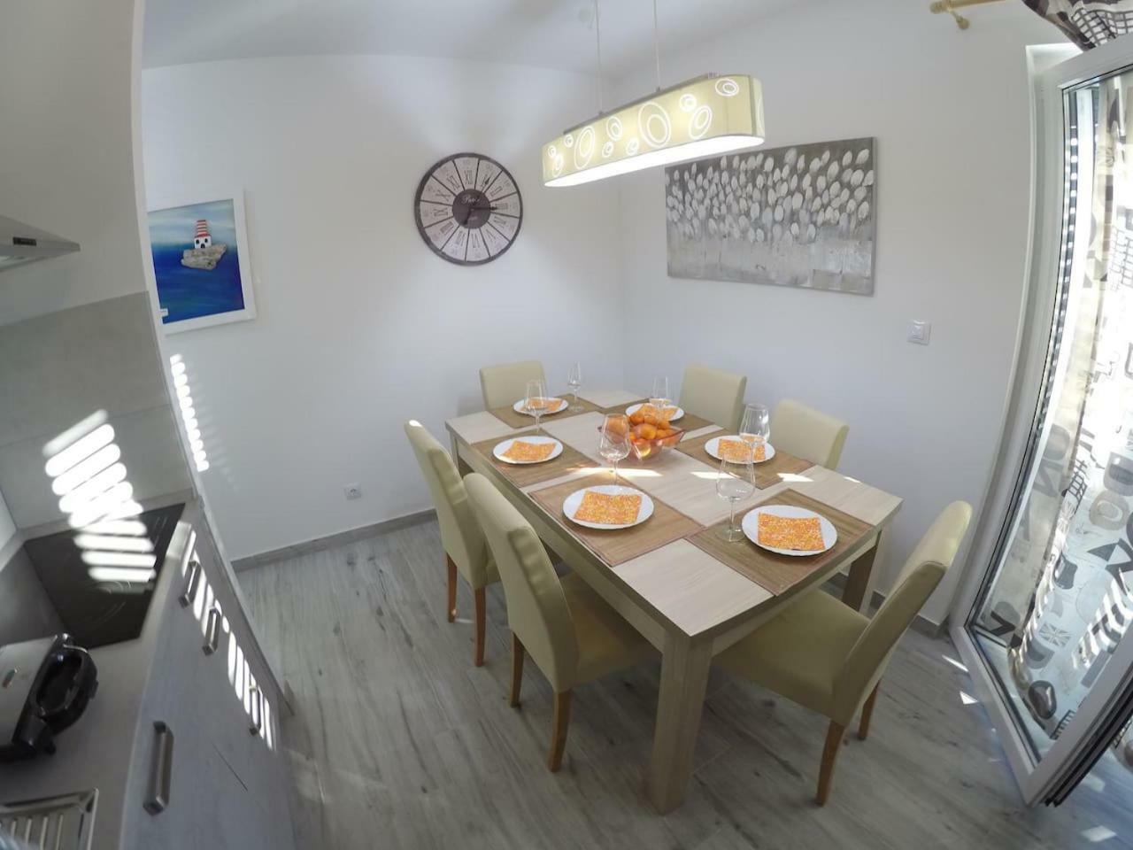 The Globetrotter'S Residence Kastel Novi Exterior photo